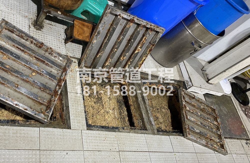 278商铺城管中队食堂隔油池清理
